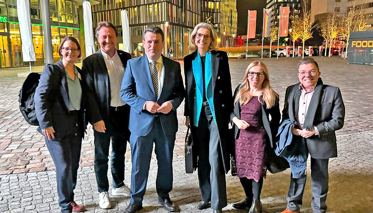 Bundesarbeitsminister Hubertus Heil und seine Referentin mit UF-Vertreter:innen Olaf Guttzeit, Astrid Hadem, Nicole Schönwald und Sebastian Cramer