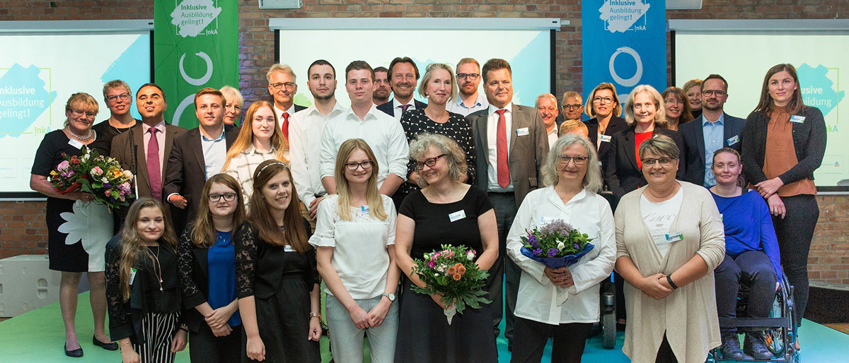 Gruppenbild mit Referent:innen, Ausbildenden und Azubis bei der Abschlussfeier des !nkA-Projektes