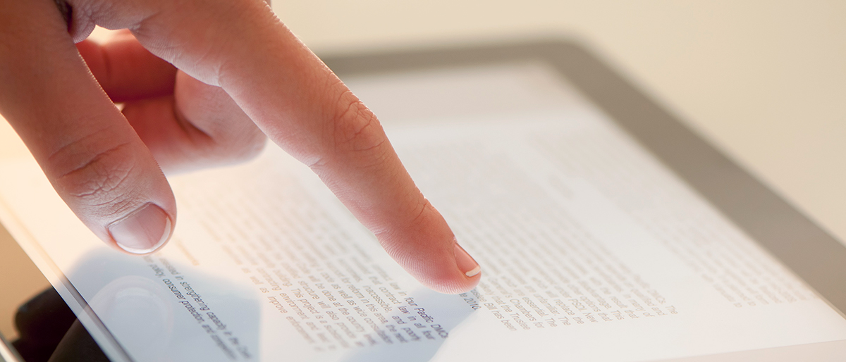 Ein Finger berührt die Oberfläsche eine Tablet-PCs.