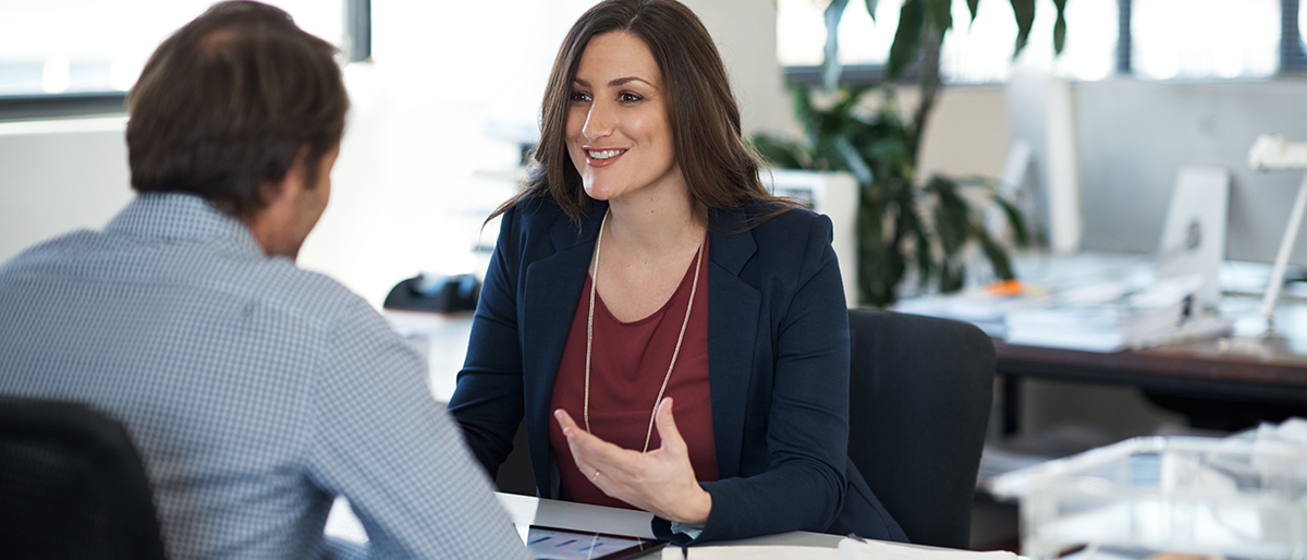 Eine Frau und ein Mann im Bewerbungsgespräch