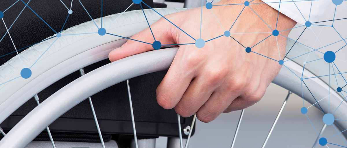 Eine Hand schiebt das Rad eines Rollstuhls, darüber ein Netzwerk aus blauen Punkten und verbindenden Linien