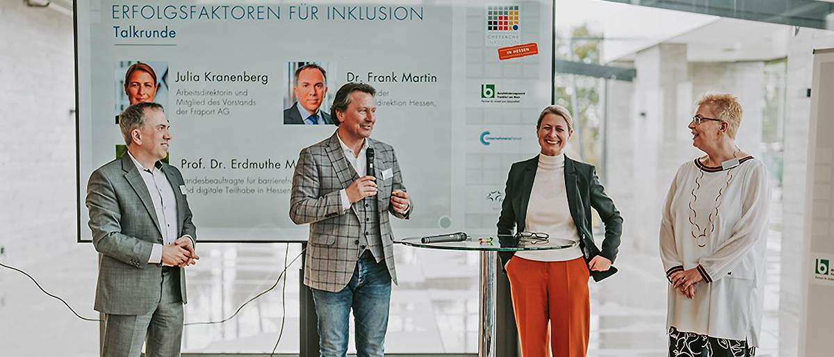 UF-Vorsitzender Olaf Guttzeit spricht in einer Talkrunde mit Vertreter:innen aus Wirtschaft, Inklusion und Trägern