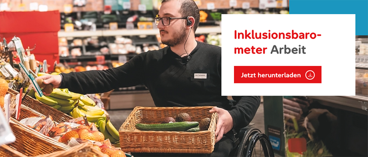 Mann im Rollstuhl an einem Obstregal in einem Supermarkt